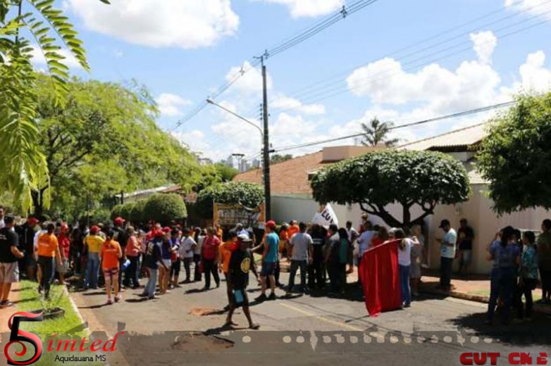 Mobilização em frente à casa da deputada Tereza Cristina Corrêa da Costa Dias (PSB-MS)