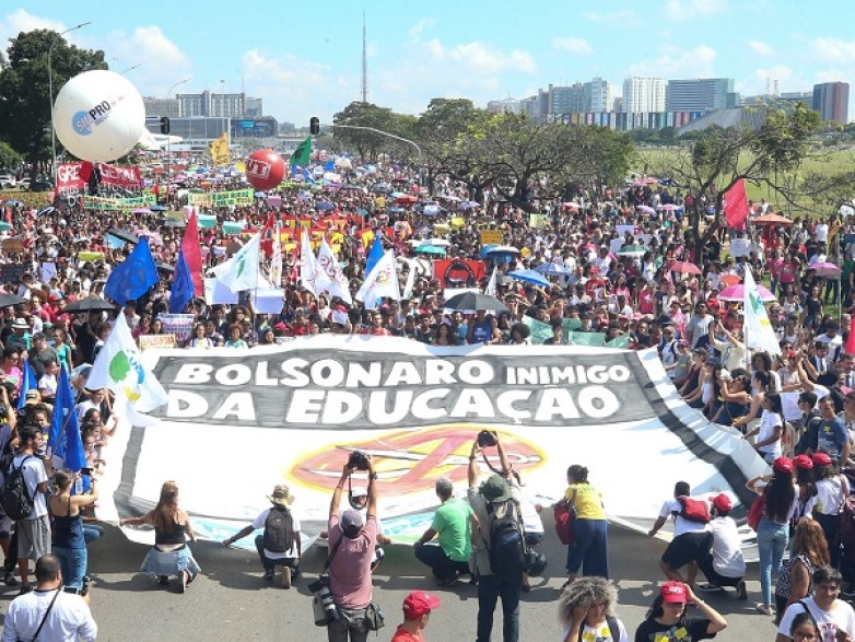 Corte nos recursos na educação brasileira empurra às ruas o movimento educacional do país no próximo dia 18 de outubro!
